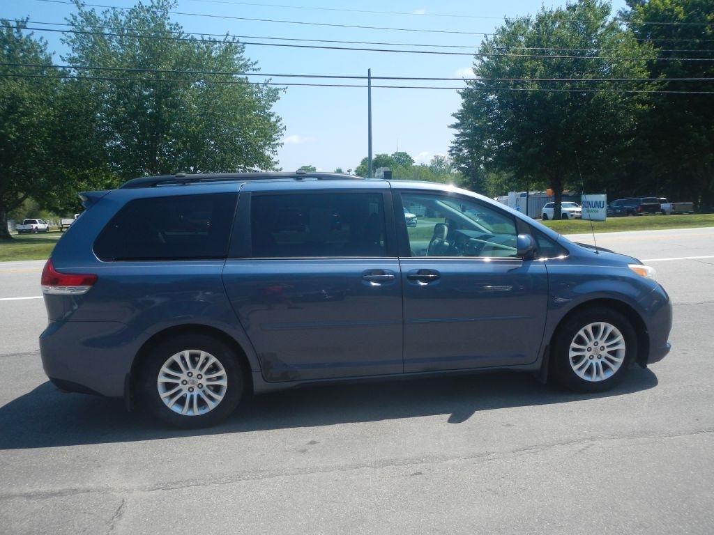 Toyota Sienna XLE FWD 8-Passenger V6 2013