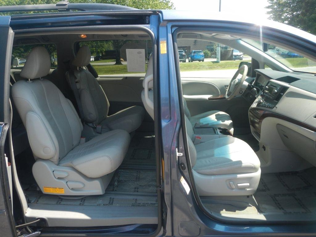 Toyota Sienna XLE FWD 8-Passenger V6 2013