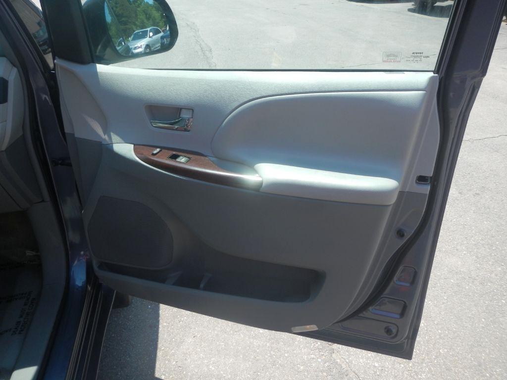 Toyota Sienna XLE FWD 8-Passenger V6 2013