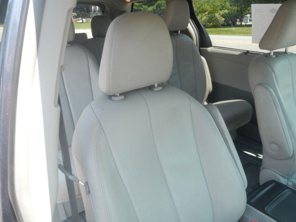 Toyota Sienna XLE FWD 8-Passenger V6 2013