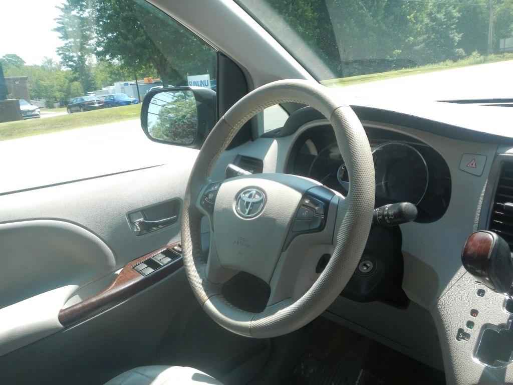Toyota Sienna XLE FWD 8-Passenger V6 2013