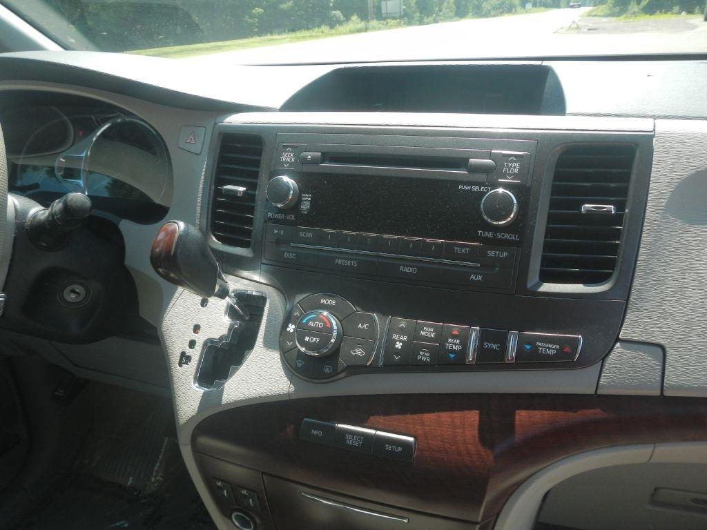 Toyota Sienna XLE FWD 8-Passenger V6 2013