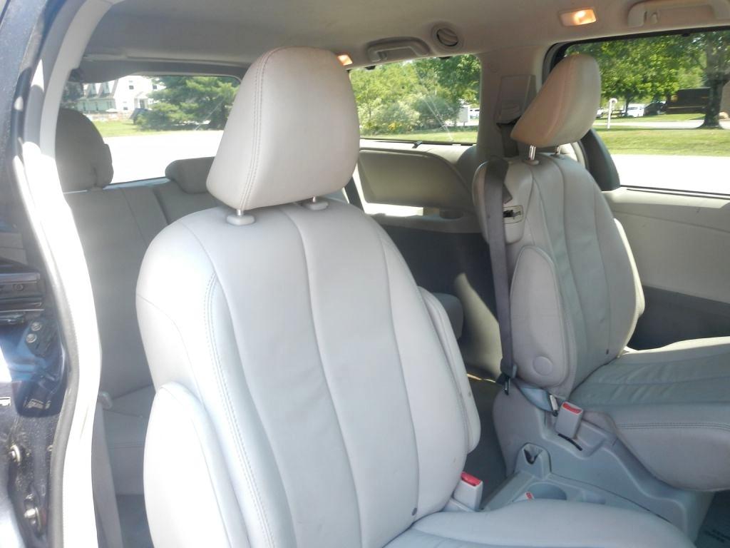 Toyota Sienna XLE FWD 8-Passenger V6 2013