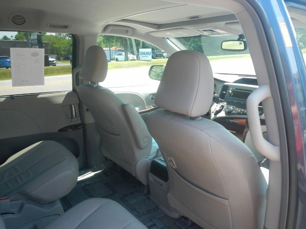 Toyota Sienna XLE FWD 8-Passenger V6 2013