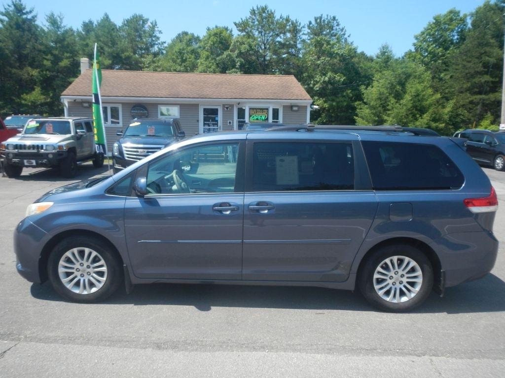 Toyota Sienna XLE FWD 8-Passenger V6 2013