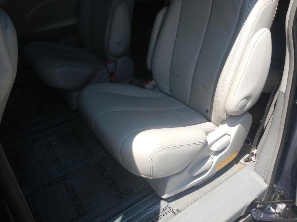 Toyota Sienna XLE FWD 8-Passenger V6 2013