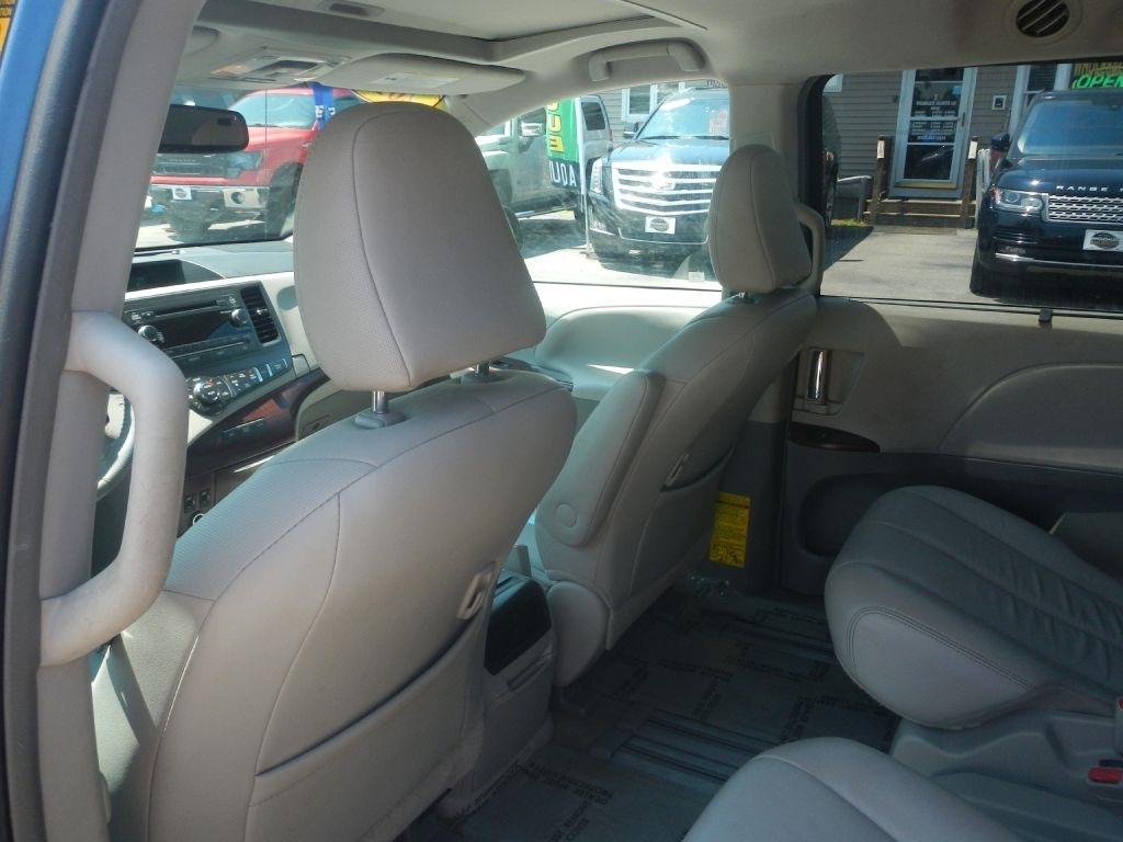 Toyota Sienna XLE FWD 8-Passenger V6 2013