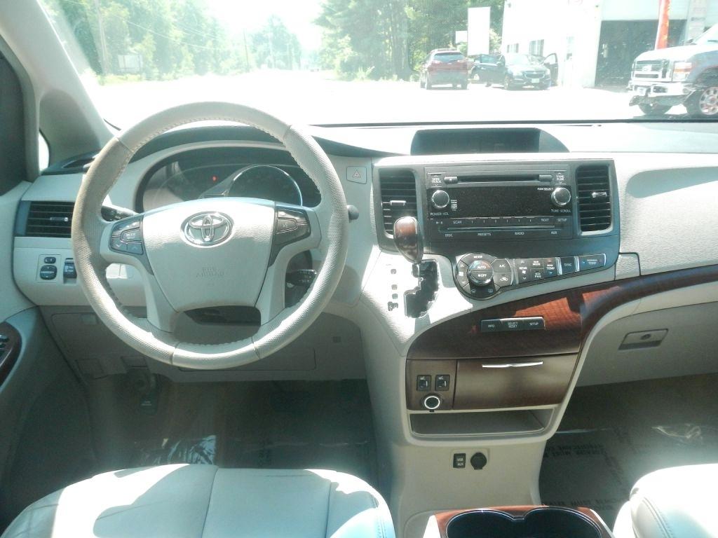 Toyota Sienna XLE FWD 8-Passenger V6 2013