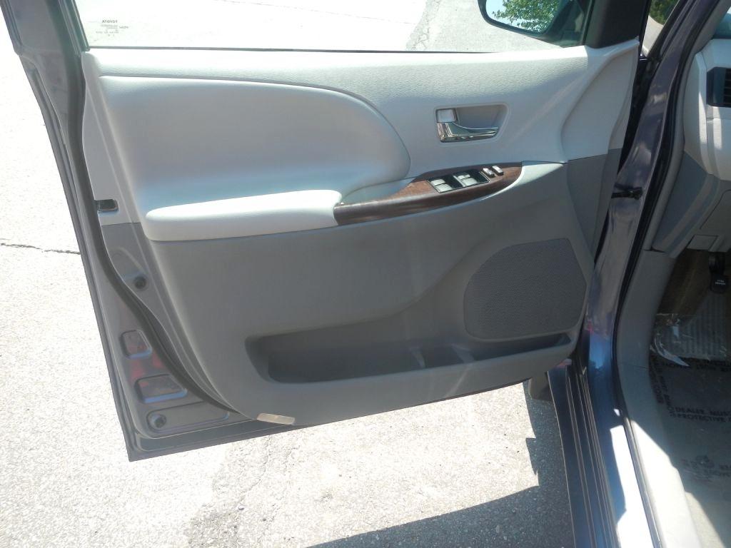 Toyota Sienna XLE FWD 8-Passenger V6 2013
