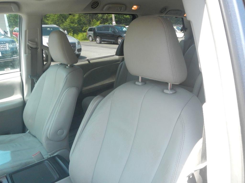 Toyota Sienna XLE FWD 8-Passenger V6 2013