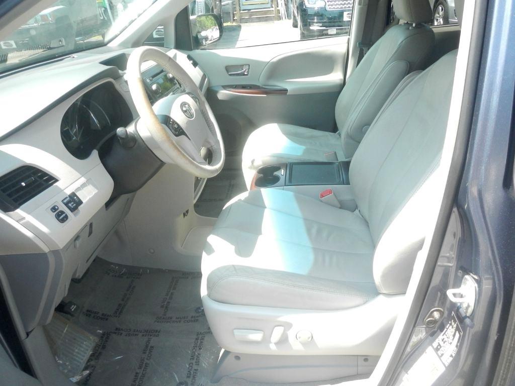 Toyota Sienna XLE FWD 8-Passenger V6 2013