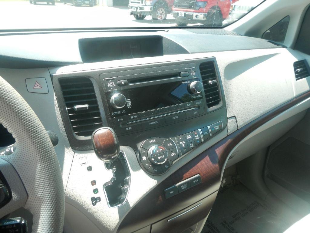 Toyota Sienna XLE FWD 8-Passenger V6 2013