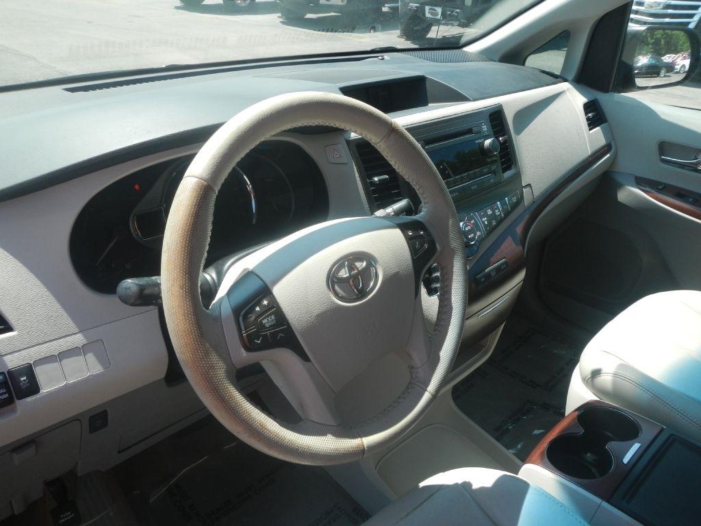 Toyota Sienna XLE FWD 8-Passenger V6 2013