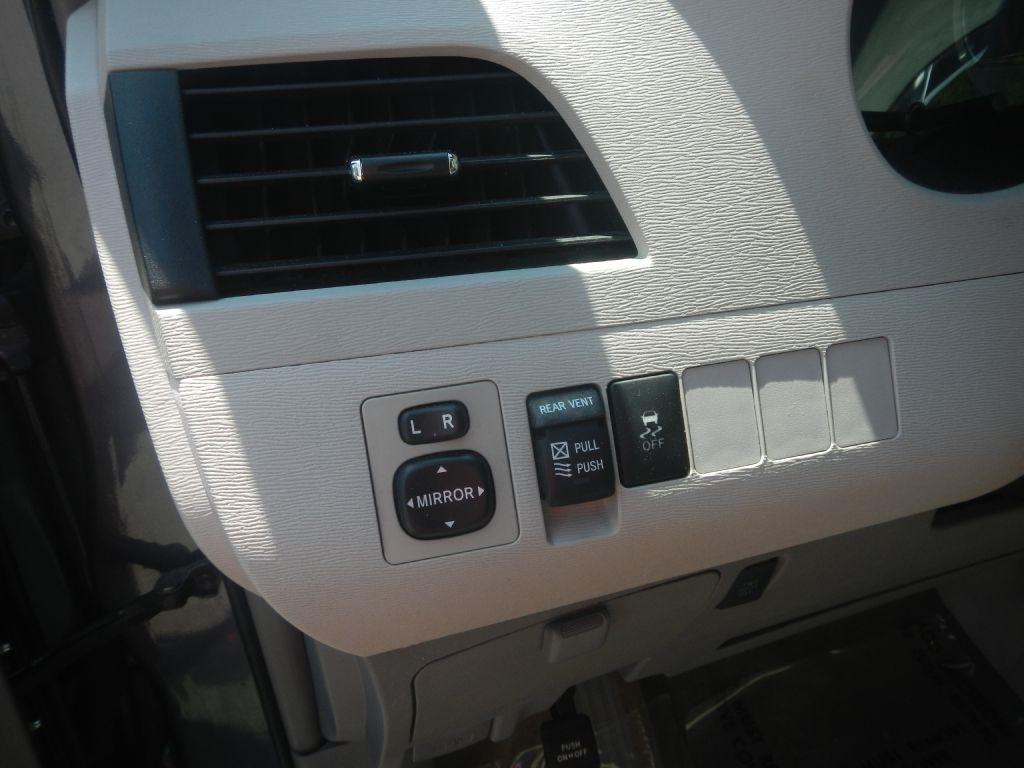 Toyota Sienna XLE FWD 8-Passenger V6 2013