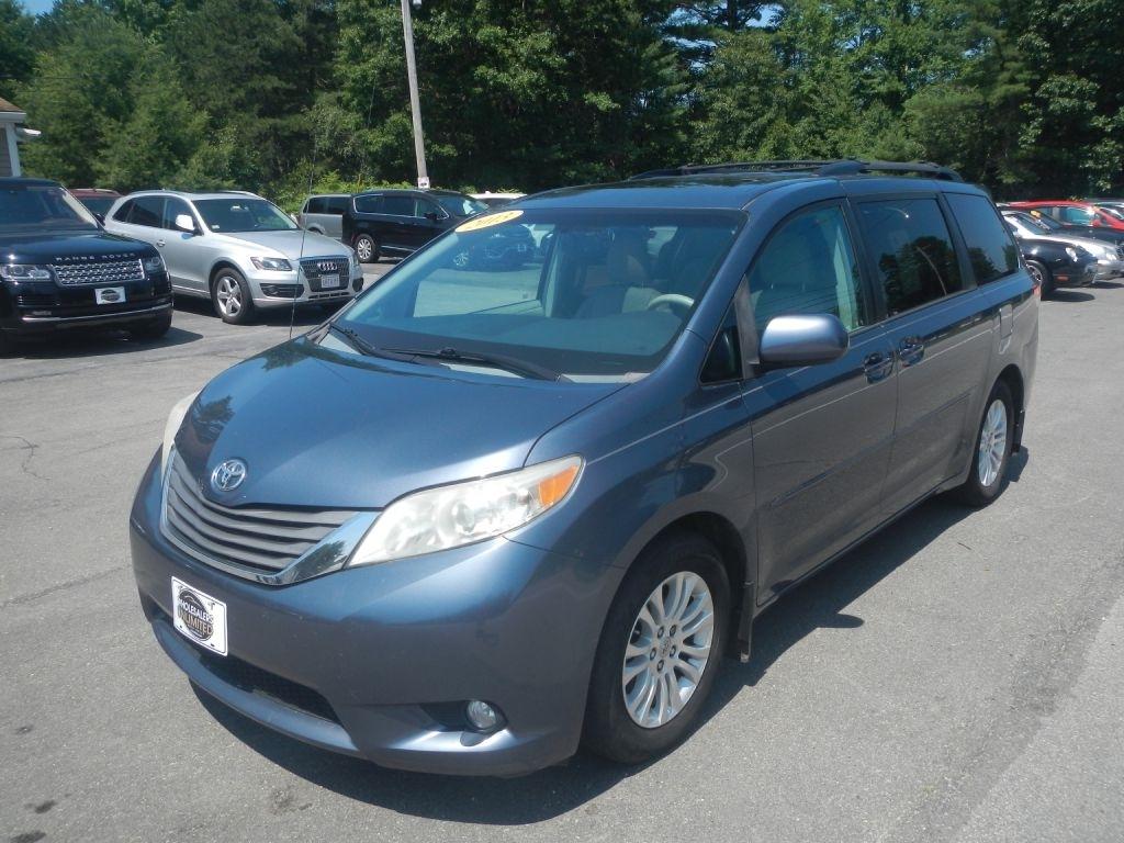 Toyota Sienna XLE FWD 8-Passenger V6 2013