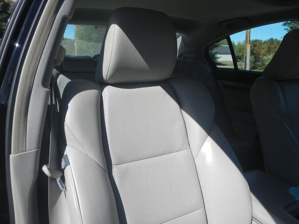 Acura TL 6-Speed AT with Tech Package and 18-In. WP 2012