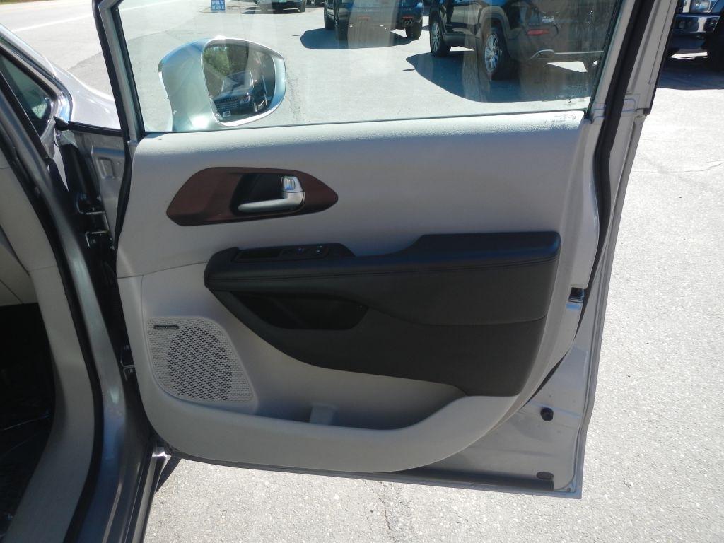 Chrysler Pacifica Limited 2017