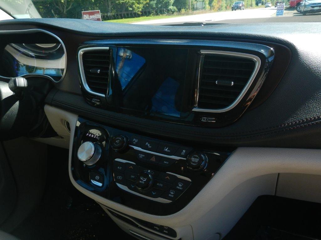Chrysler Pacifica Limited 2017