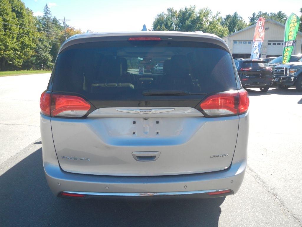 Chrysler Pacifica Limited 2017