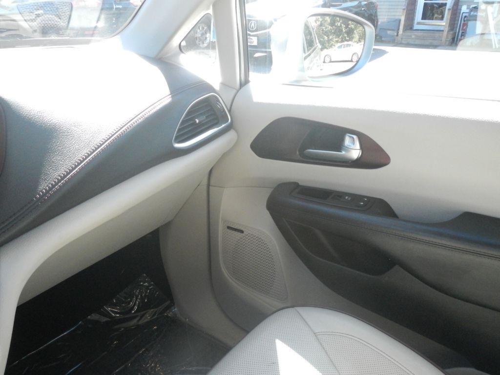 Chrysler Pacifica Limited 2017