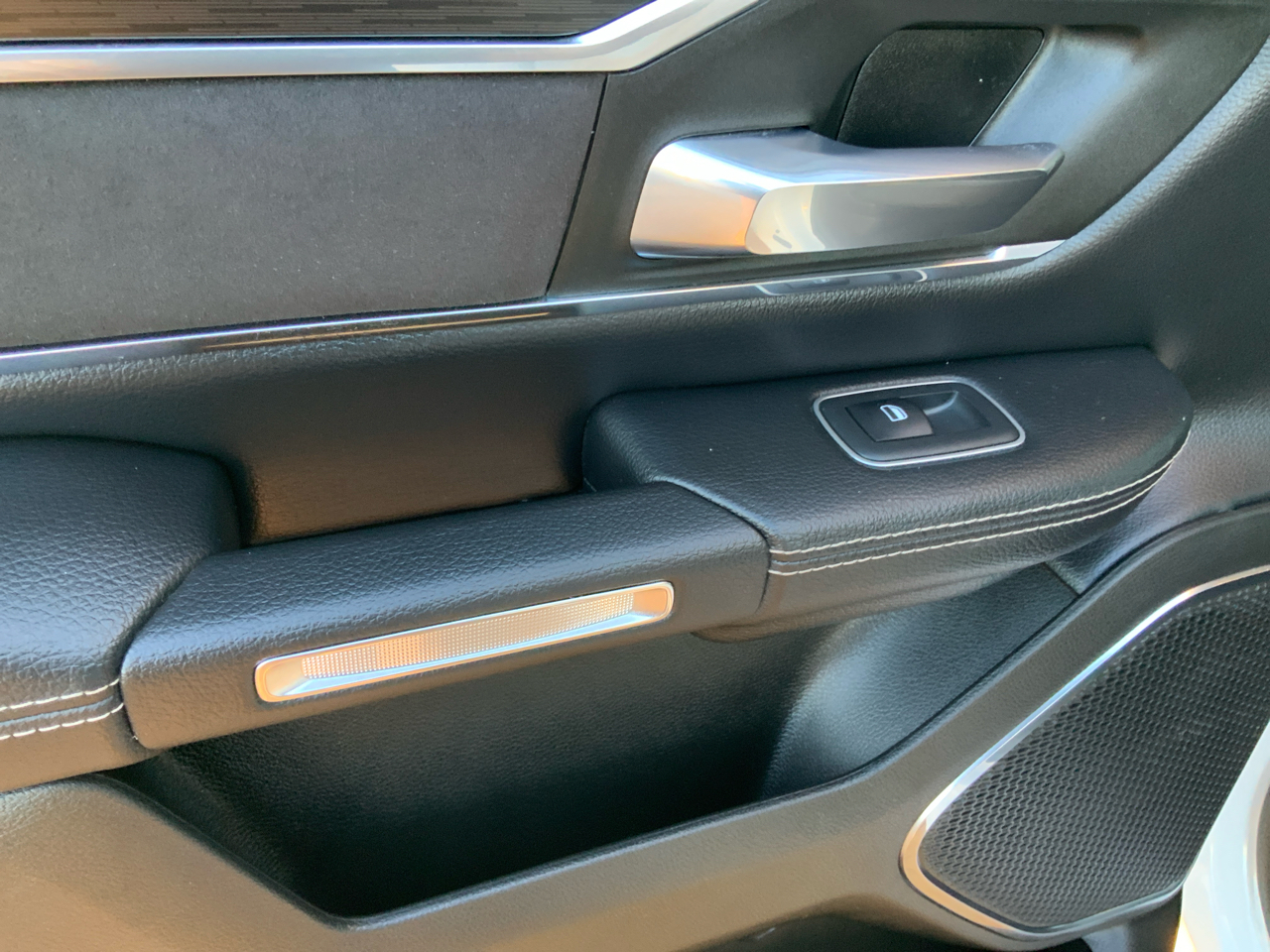 RAM 1500 Laramie Crew Cab SWB 4WD 2024