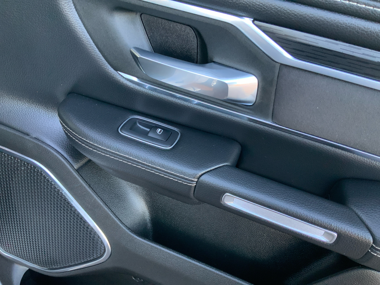 RAM 1500 Laramie Crew Cab SWB 4WD 2024