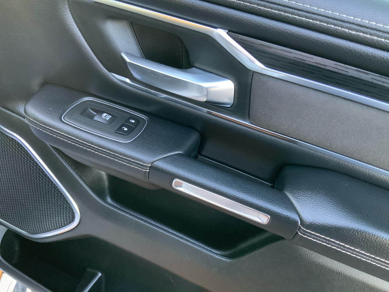 RAM 1500 Laramie Crew Cab SWB 4WD 2024