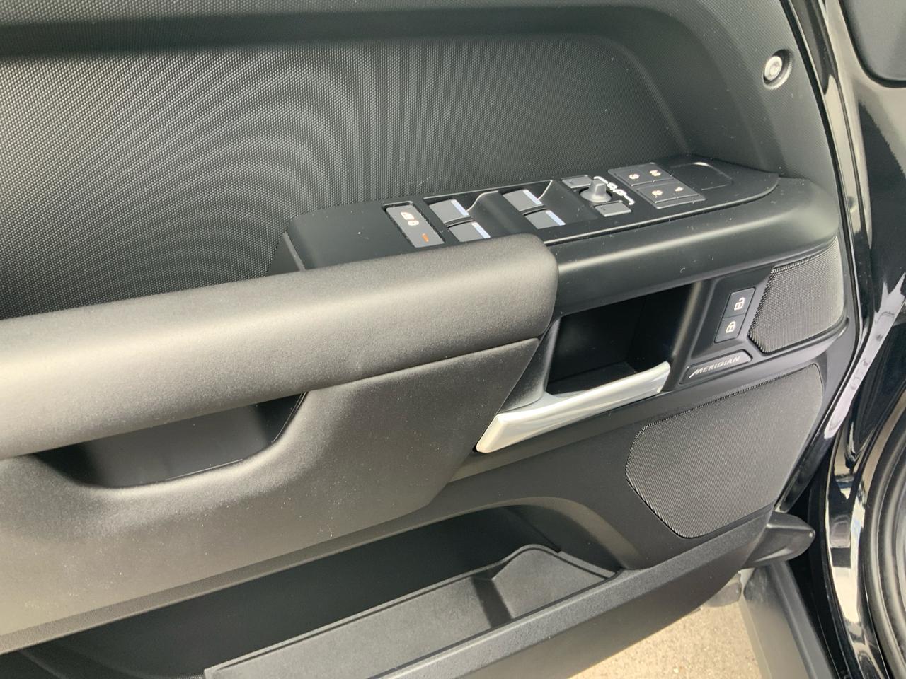 Land Rover Defender P300 110 S 2025