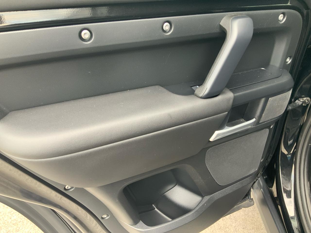 Land Rover Defender P300 110 S 2025