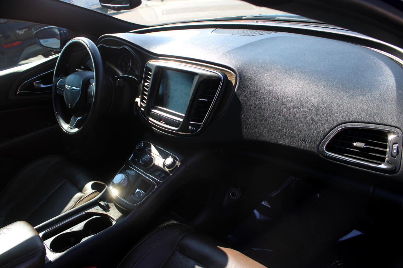 2016 Chrysler 200 C photo 10