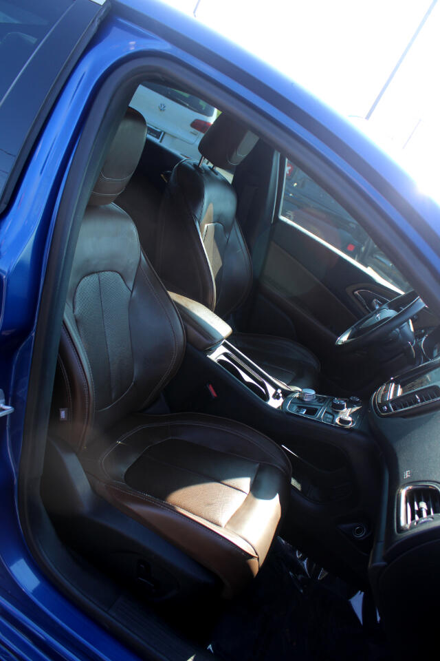 2016 Chrysler 200 C photo 11