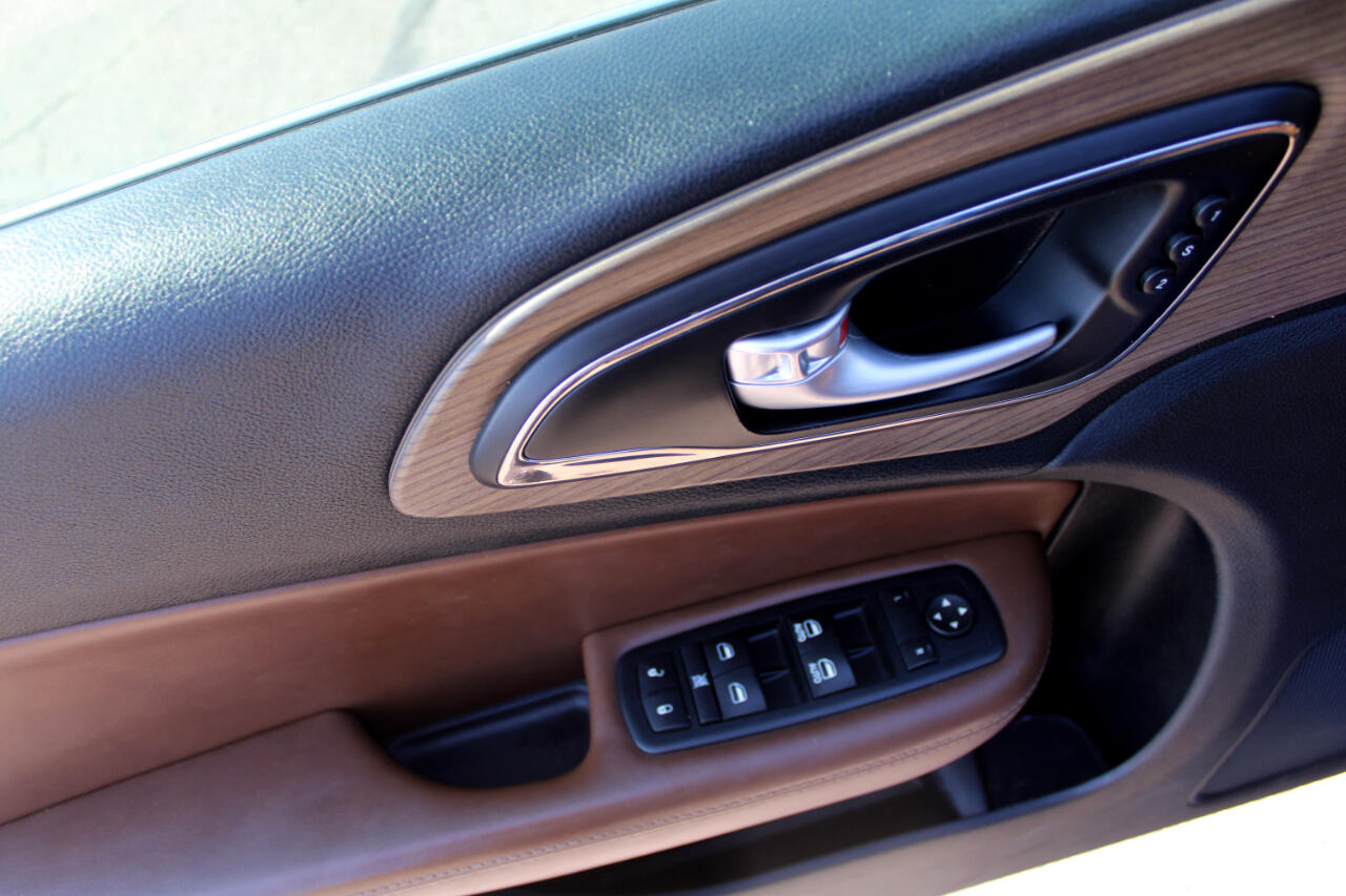 2016 Chrysler 200 C photo 20