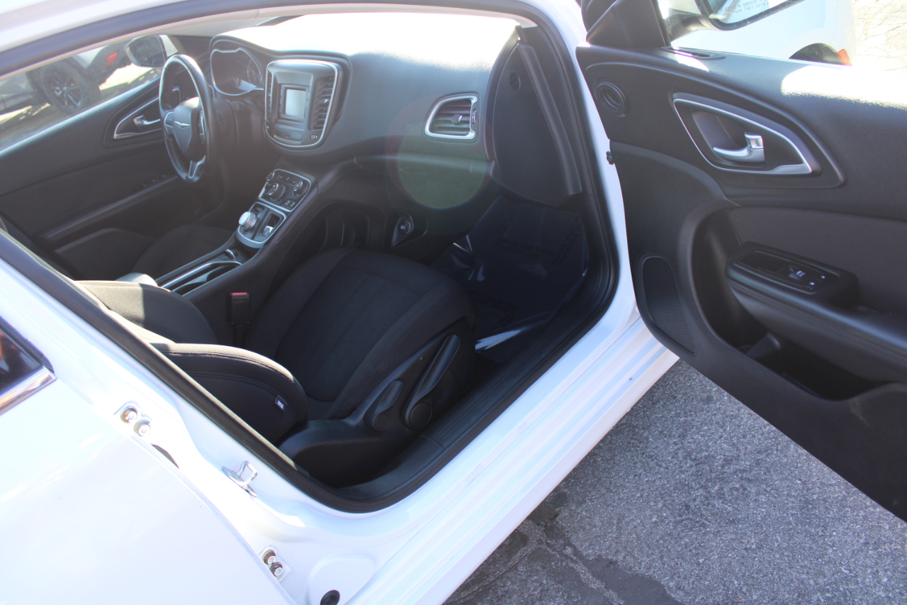 Chrysler 200 4dr Sdn Limited FWD 2015 Chrysler 200 4dr Sdn Limited FWD 2015