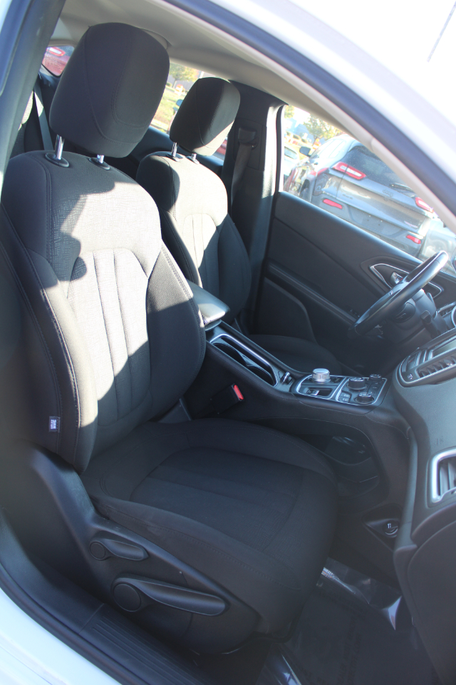 Chrysler 200 4dr Sdn Limited FWD 2015 Chrysler 200 4dr Sdn Limited FWD 2015