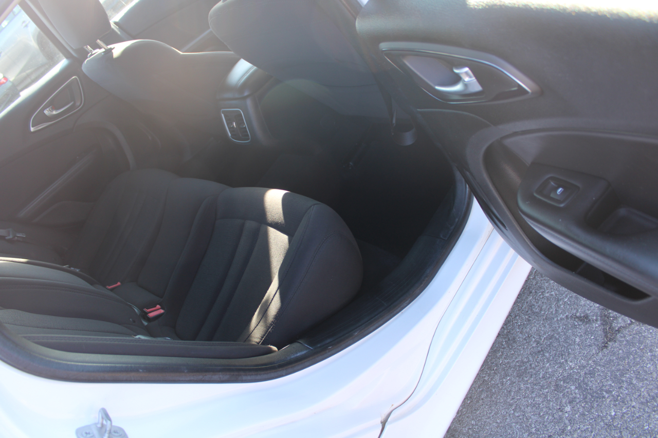 Chrysler 200 4dr Sdn Limited FWD 2015 Chrysler 200 4dr Sdn Limited FWD 2015