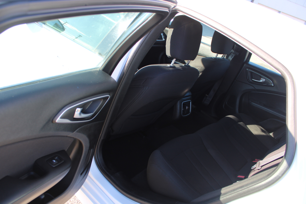 Chrysler 200 4dr Sdn Limited FWD 2015 Chrysler 200 4dr Sdn Limited FWD 2015