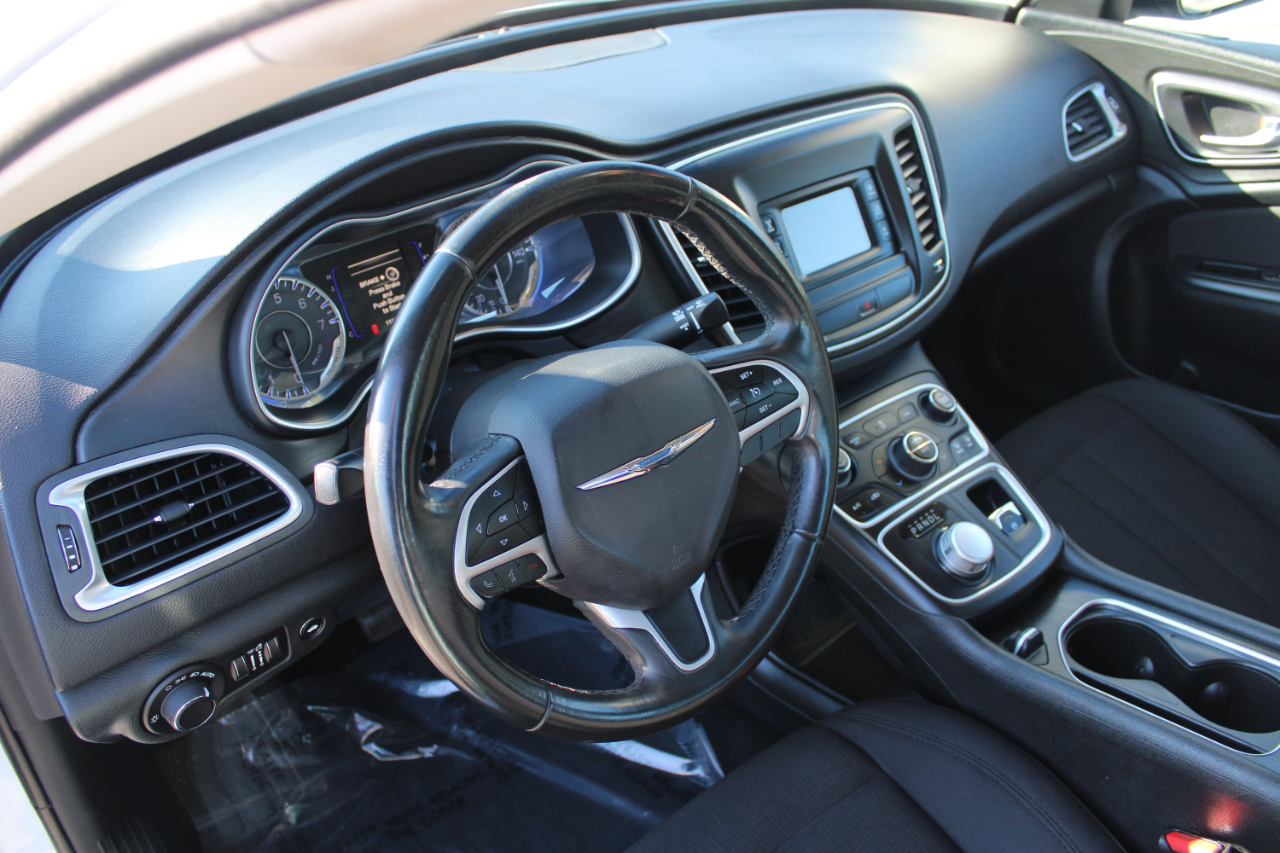 Chrysler 200 4dr Sdn Limited FWD 2015 Chrysler 200 4dr Sdn Limited FWD 2015