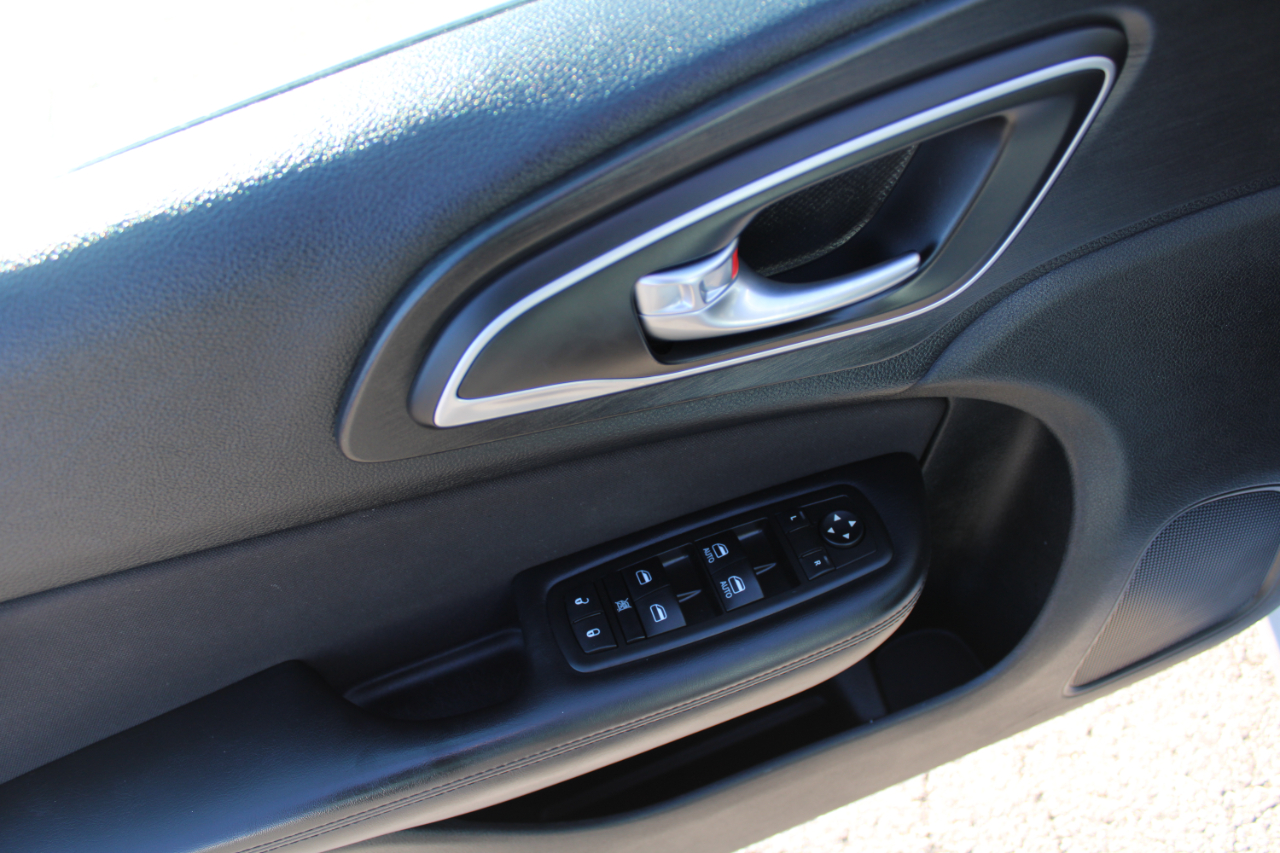 Chrysler 200 4dr Sdn Limited FWD 2015 Chrysler 200 4dr Sdn Limited FWD 2015