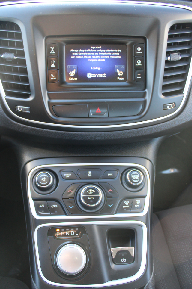 Chrysler 200 4dr Sdn Limited FWD 2015 Chrysler 200 4dr Sdn Limited FWD 2015