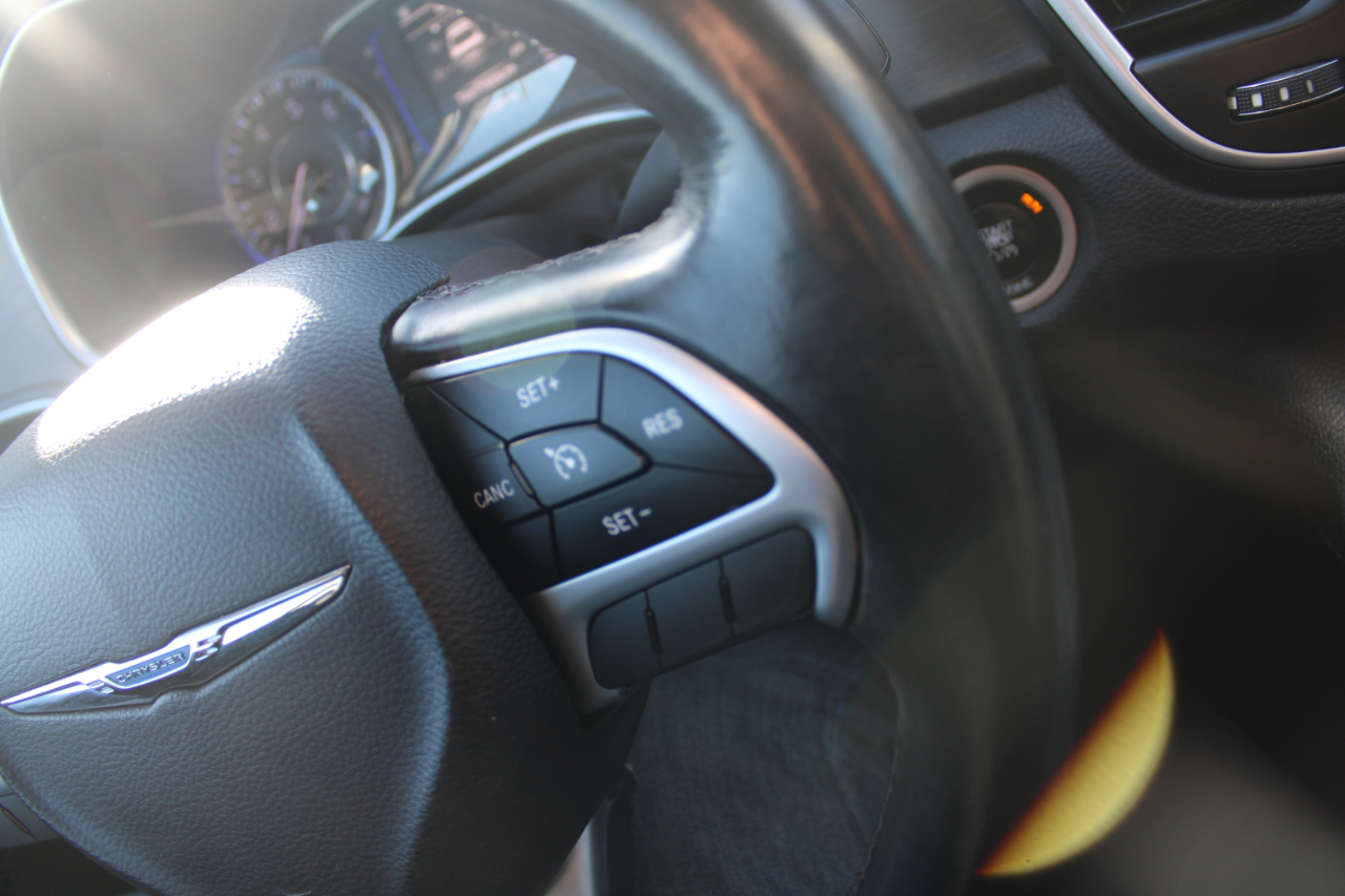 Chrysler 200 4dr Sdn Limited FWD 2015 Chrysler 200 4dr Sdn Limited FWD 2015