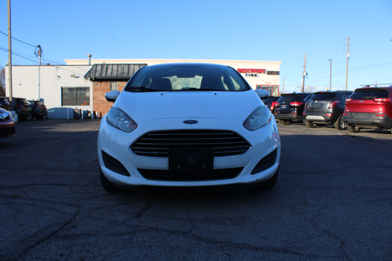 2015 Ford Fiesta SE photo 2