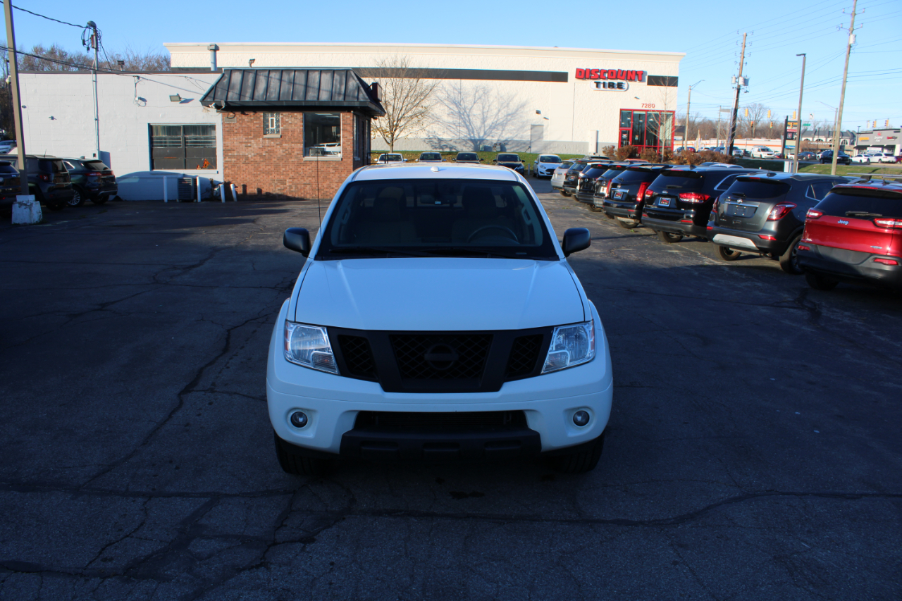 2015 Nissan Frontier Crew Cab SV photo 4
