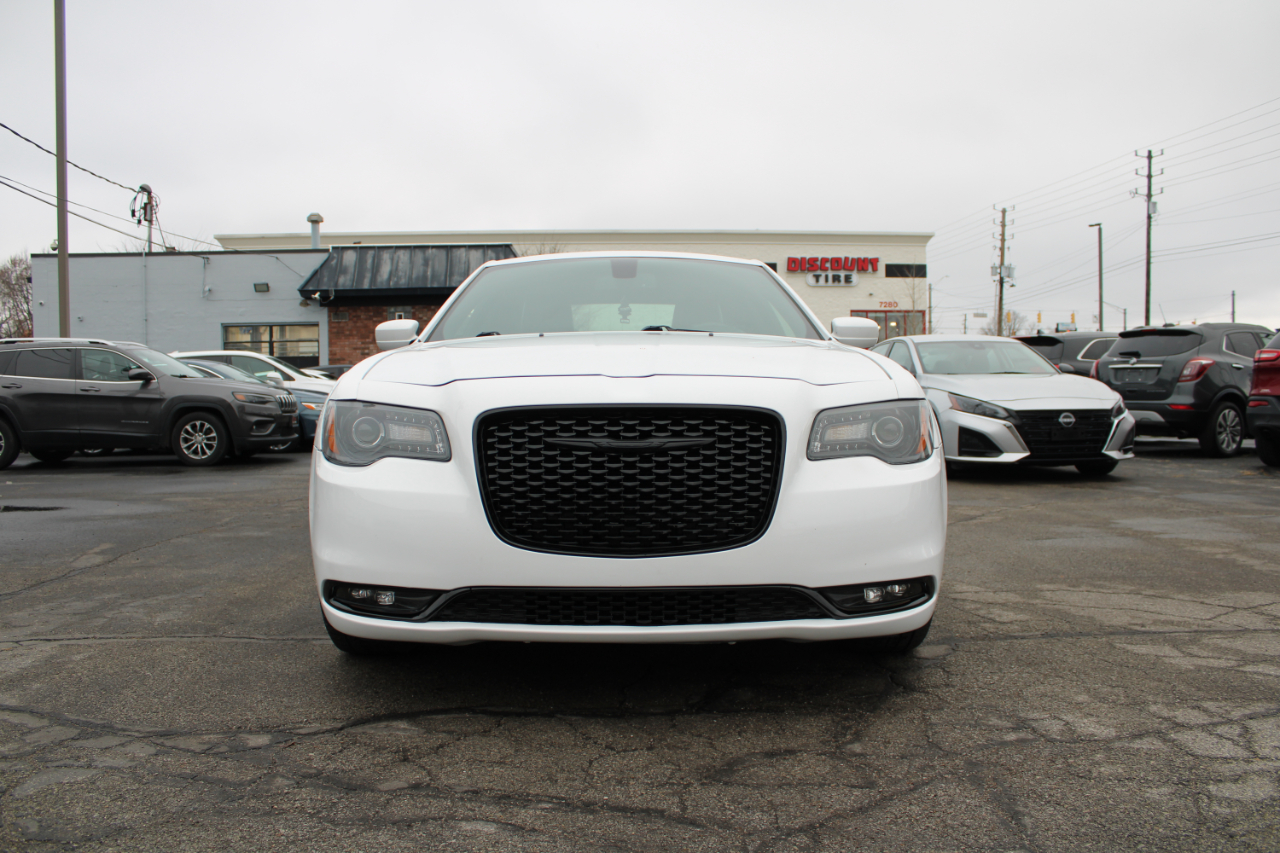 2020 Chrysler 300 photo 3