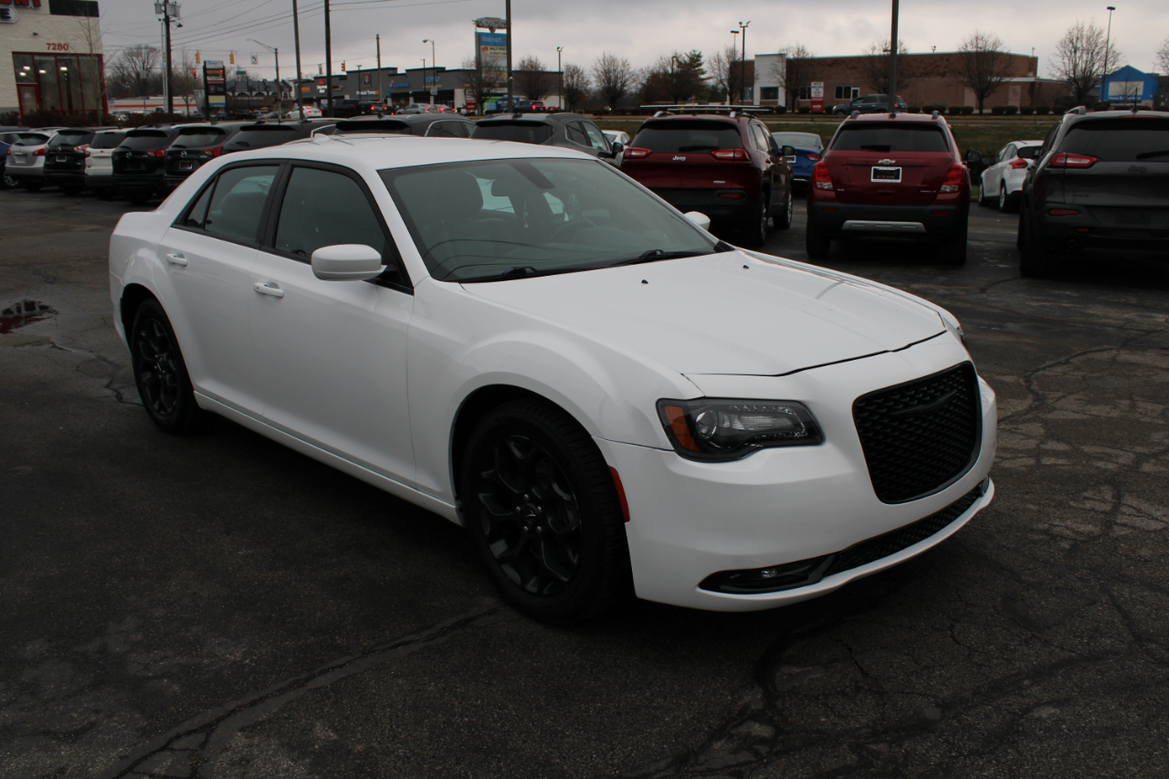 2020 Chrysler 300 photo 4
