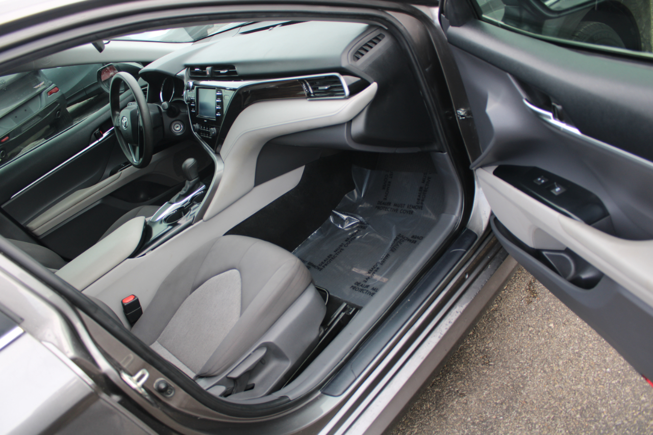 Toyota Camry LE Auto (Natl) 2020