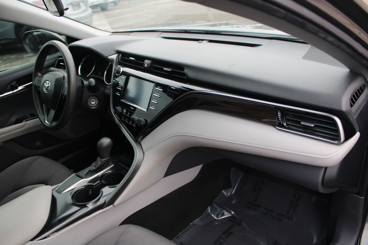 Toyota Camry LE Auto (Natl) 2020