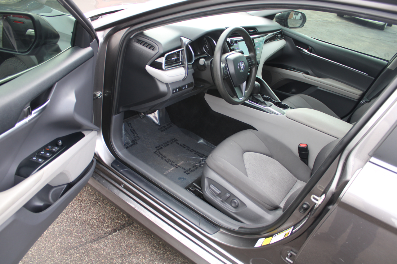 Toyota Camry LE Auto (Natl) 2020