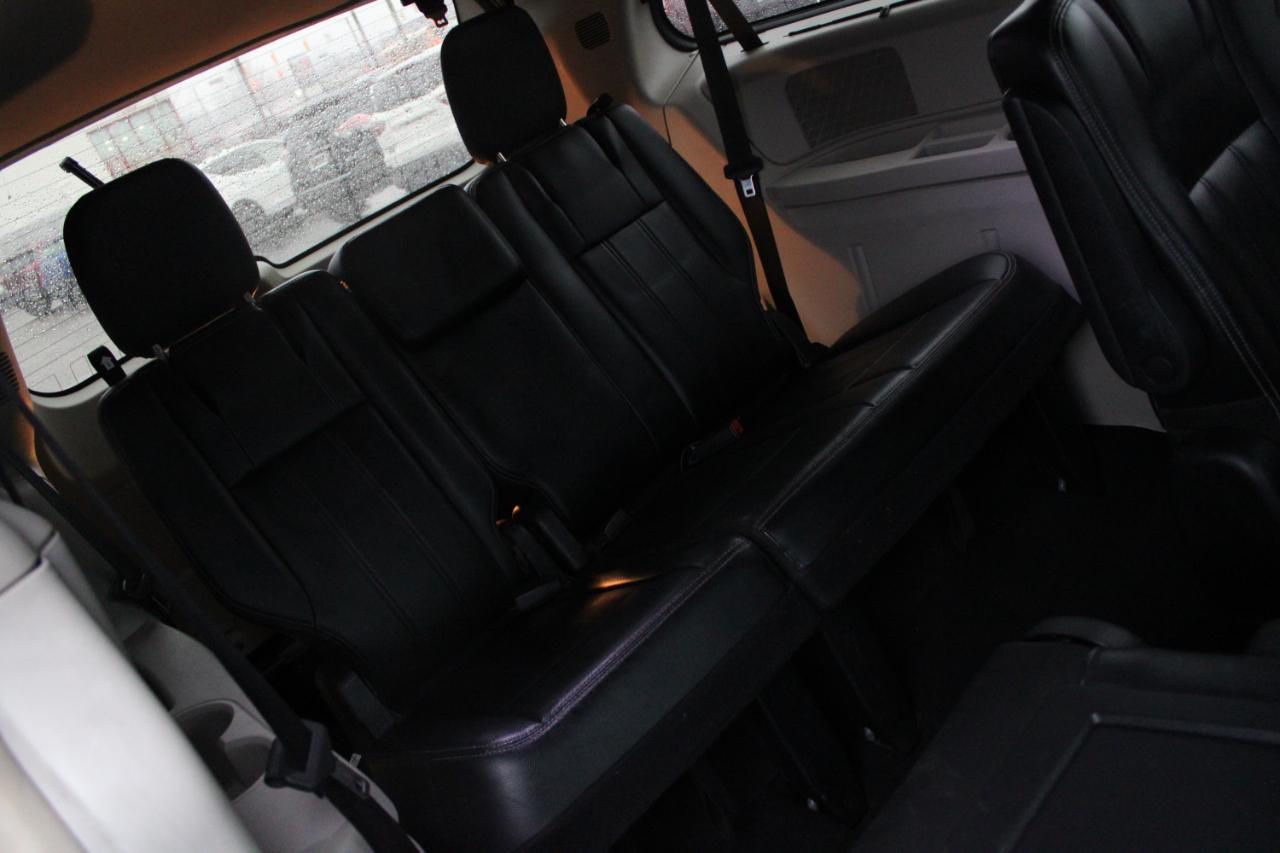 Chrysler Town & Country 4dr Wgn Touring-L 2011