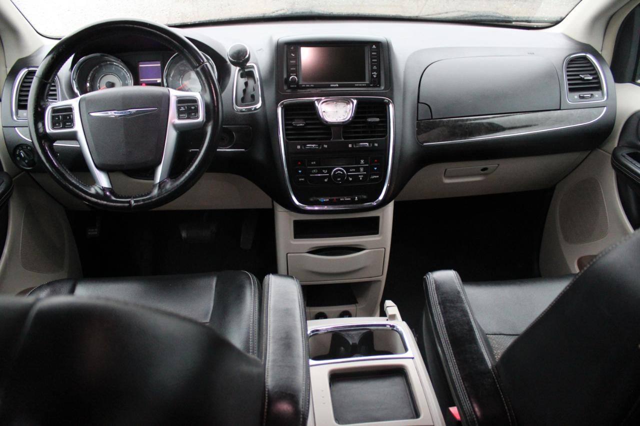 Chrysler Town & Country 4dr Wgn Touring-L 2011