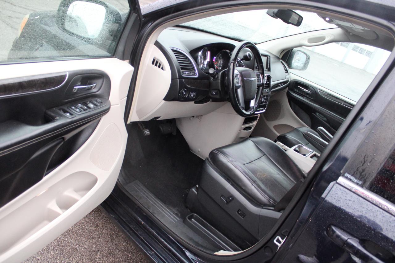 Chrysler Town & Country 4dr Wgn Touring-L 2011